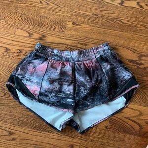 Lulu Lemon Hotty Hot short 2.5